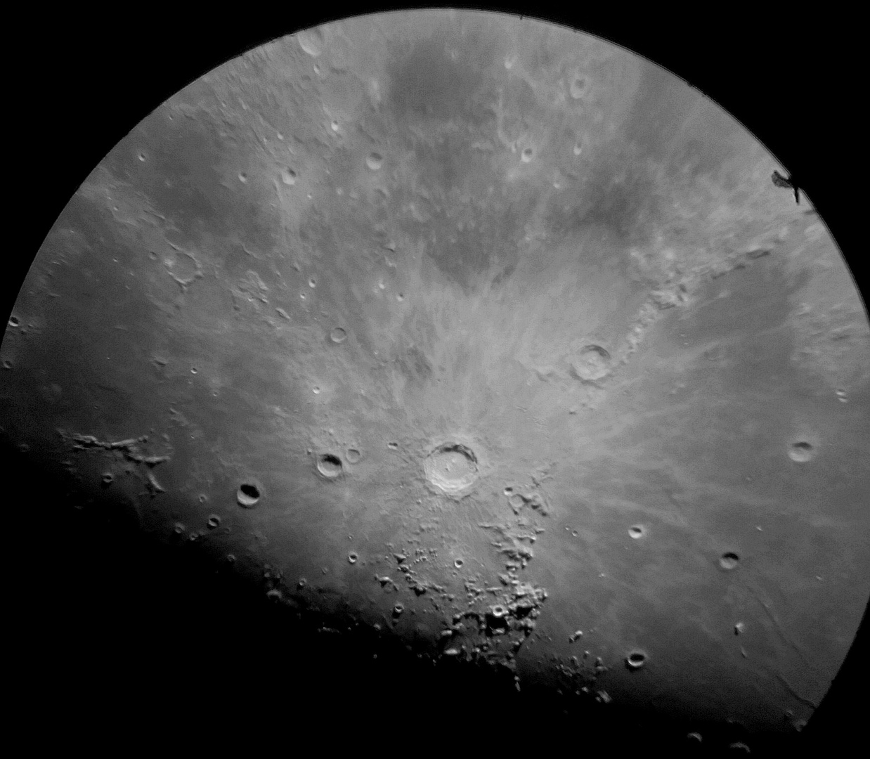 Луна через огромный телескоп